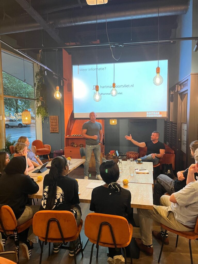 Groepsfoto van ondernemers en trainers tijdens een weerbaarheidstraining