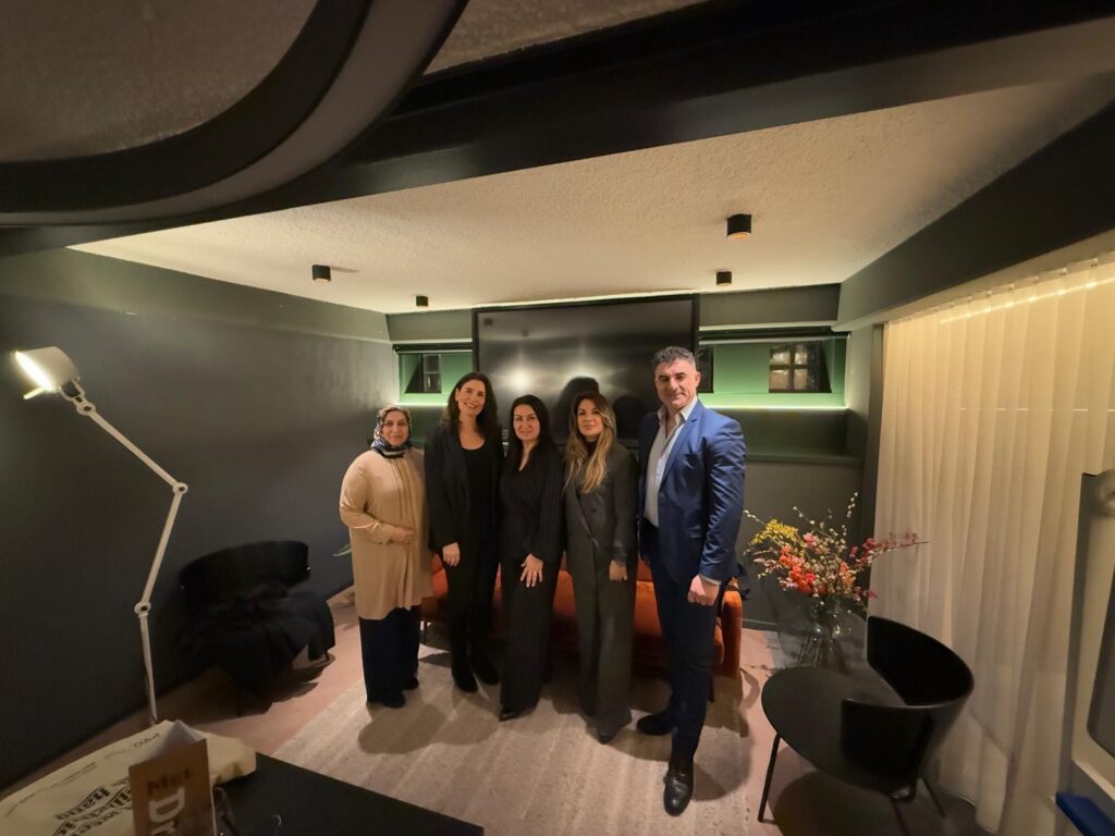 Foto van een collega en vier ondernemers na afloop van de bijeenkomst