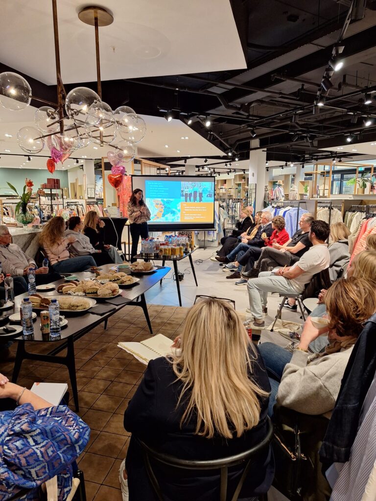 Foto van een bijeenkomst voor ondernemers in een winkelcentrum over winkeldiefstal en cybercrime.