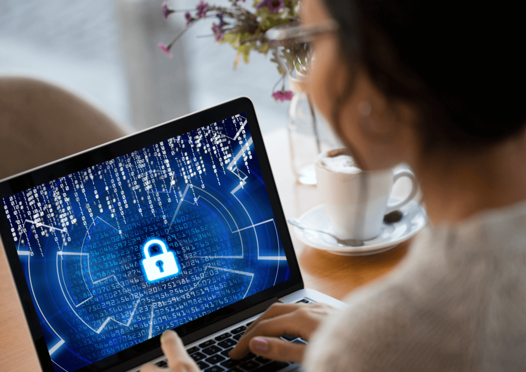 Vrouw achter de laptop die werkt aan cyber security