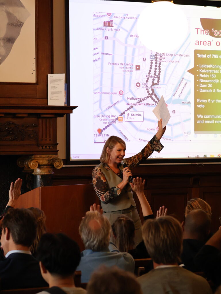 Foto van enthousiaste presentator tijdens Retail Meet