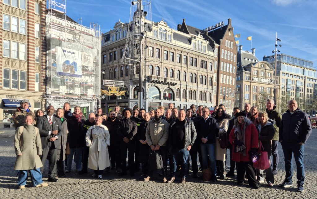 Foto van alle partners tijdens het werkbezoek landelijke werkgroep winkeldiefstal