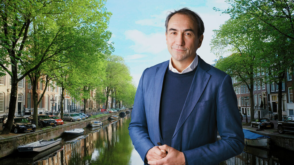 Foto van Erik Versnel, directeur Rabobank Amsterdam, aan een gracht in Amsterdam
