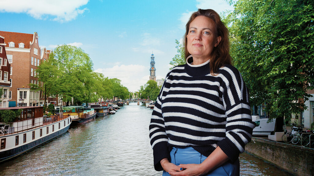 Foto van Nicolette Bosschieter, eigenaresse van Pancakes Amsterdam, aan een Amsterdamse gracht.