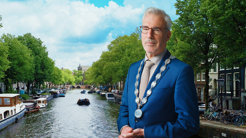 Foto van Pieter Heiliegers burgemeester Uithoorn bij een gracht in Amsterdam